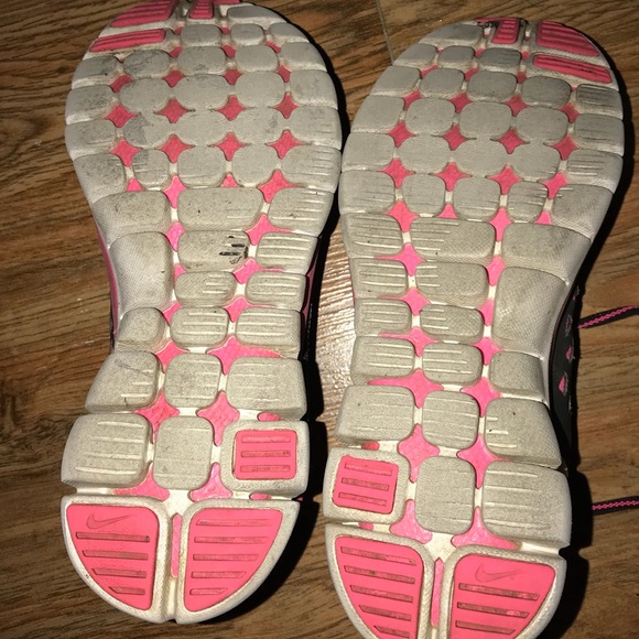 Nike pink running shoes - Picture 3 of 6